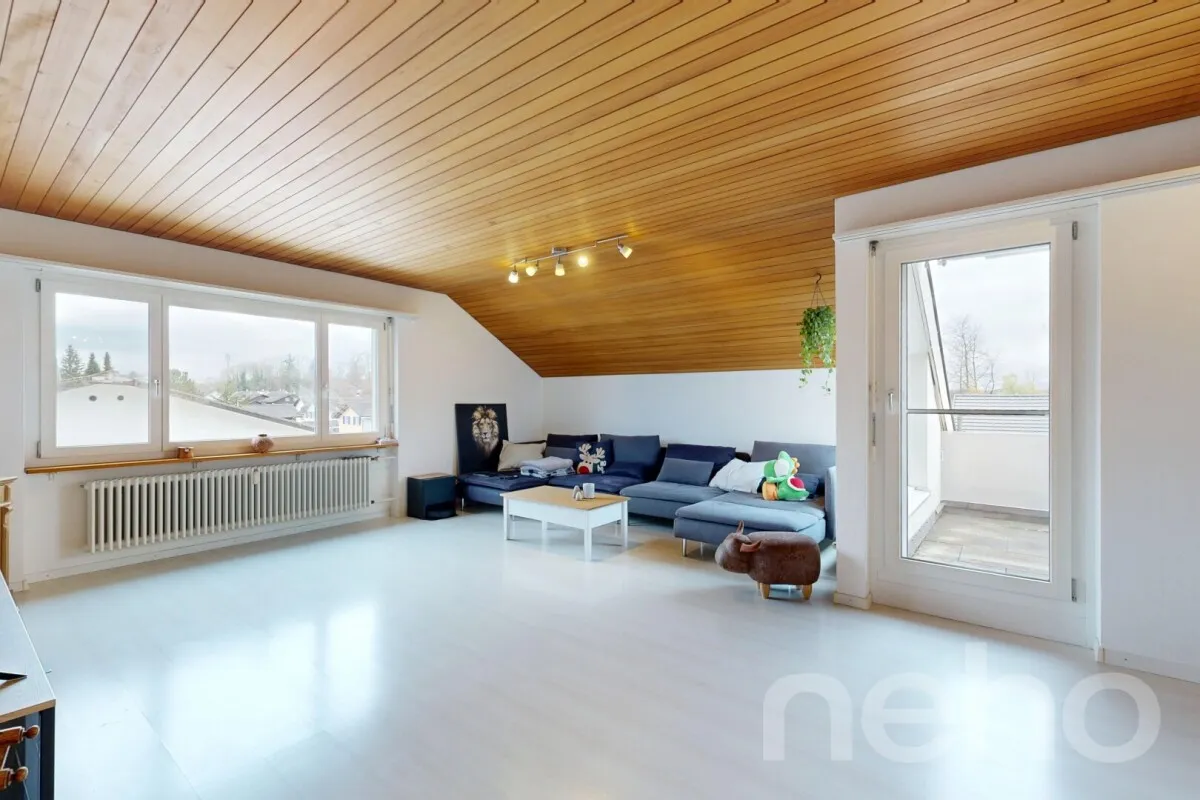 Grosszügige 5.5-Zimmer-Dachwohnung mit Weitsicht an ruhiger Lage