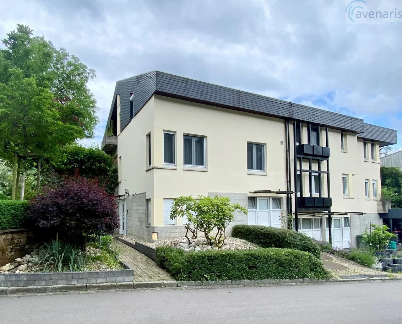 Modernes und geräumiges Doppeleinfamilienhaus an ruhiger Lage