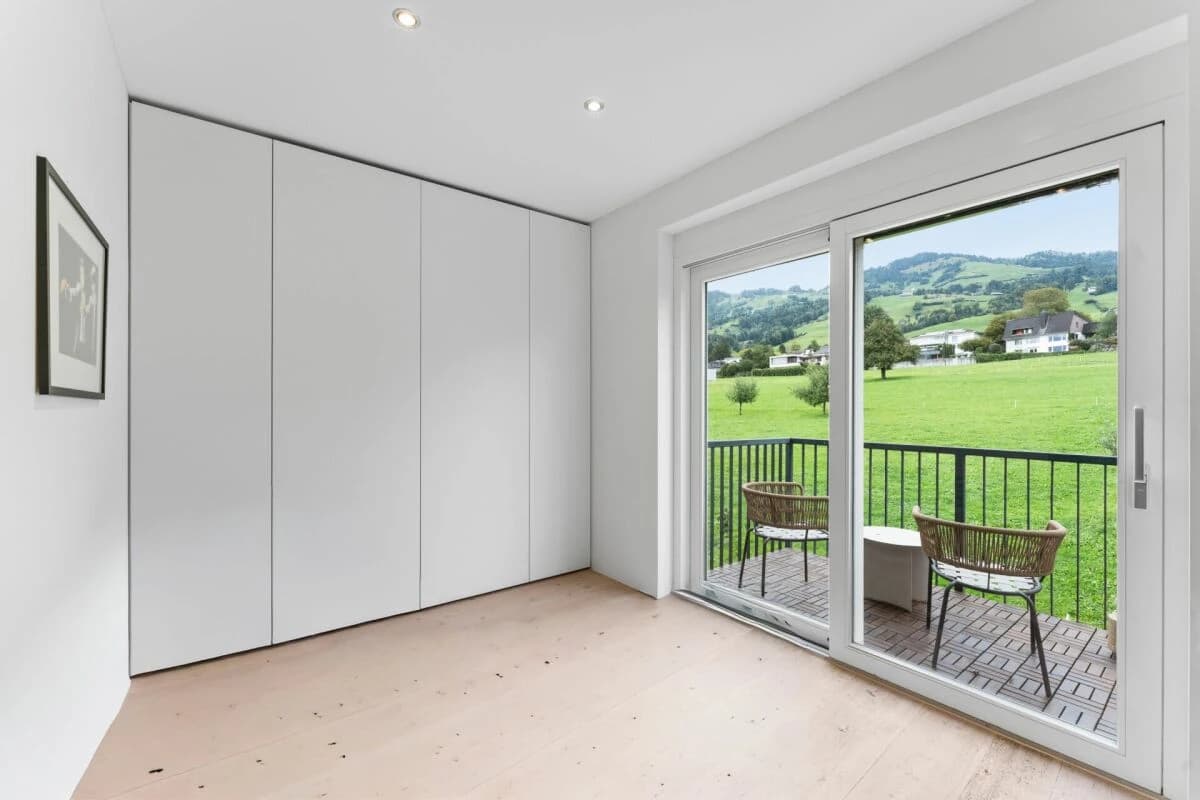 Stilvolle Dachmaisonette mit Sicht auf Mythen, See und ins saftige Grün