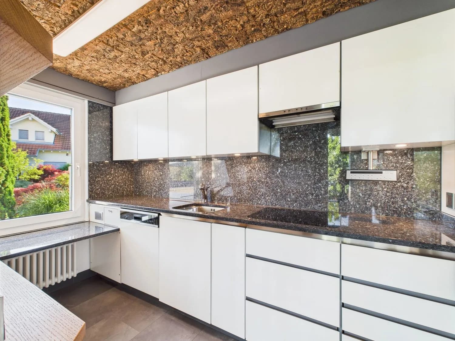 Einfamilienhaus mit Pool, Poolhaus & viel Umschwung