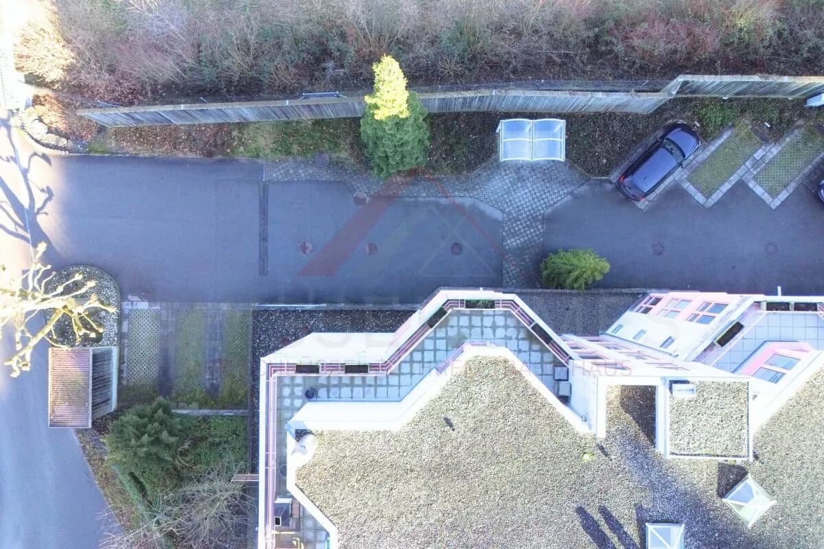 Moderne 4.5-Zimmer-Erdgeschosswohnung mit 36 m² Sitzplatz, Einzelgarage und stufenlosem Zugang in Studen BE