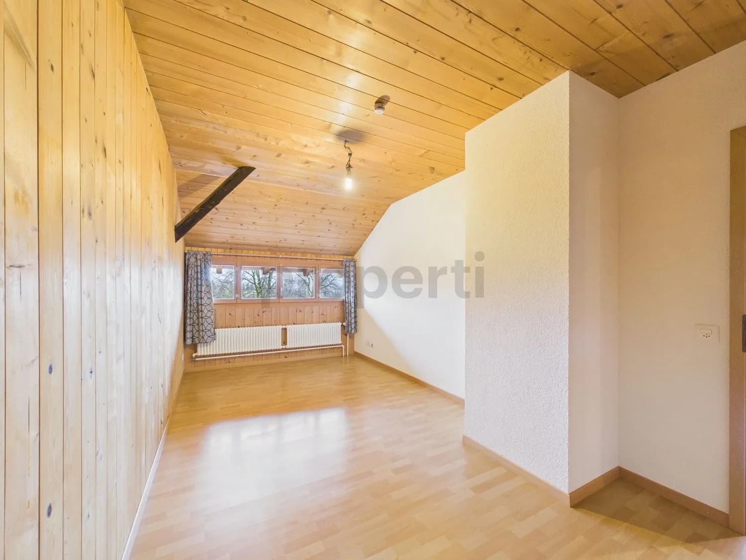 4.5-Zimmer-Dachwohnung in ruhiger, sonniger Lage