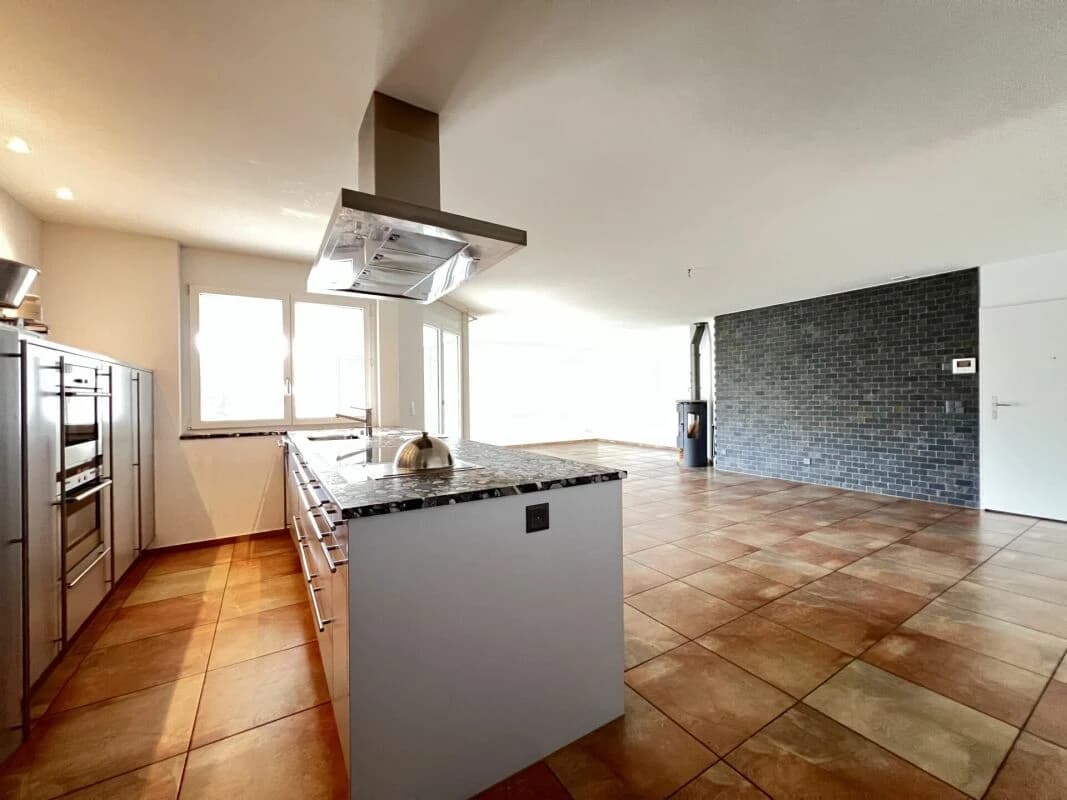 Neu! Renovierte 4.5 Zi-Eigentumswohnung mit zwei Balkonen und Tiefgaragenplatz