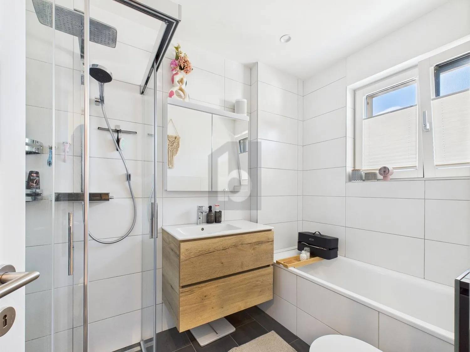 LICHTDURCHFLUTET MIT GROSSEM GARTEN & WHIRLPOOL