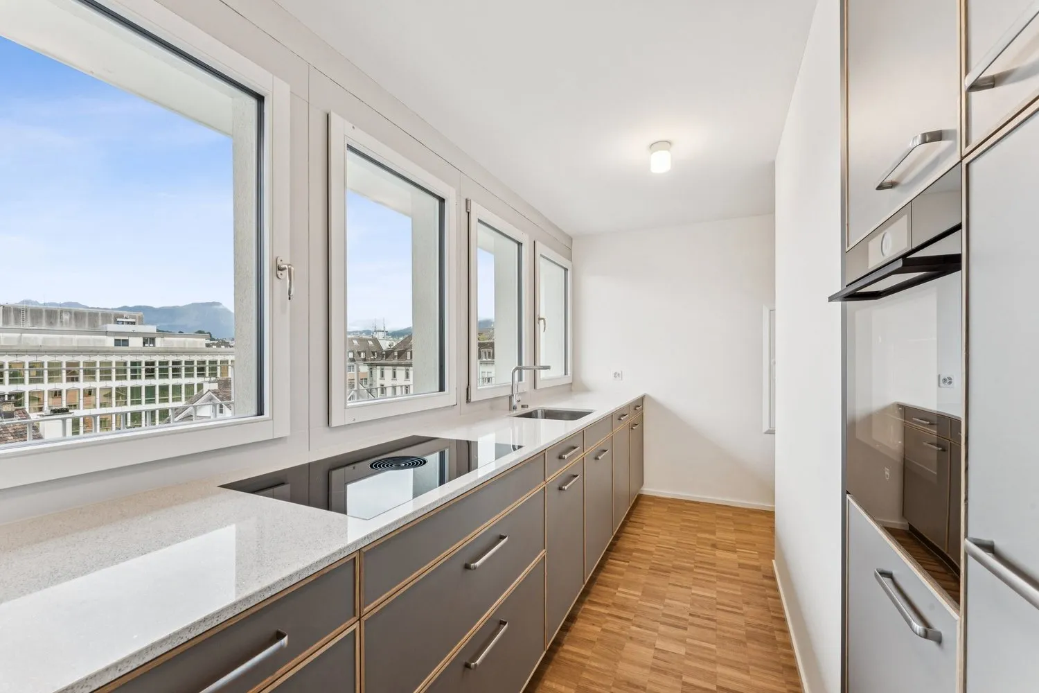 Erstvermietung - Wohnen & Arbeiten mit Reussblick!