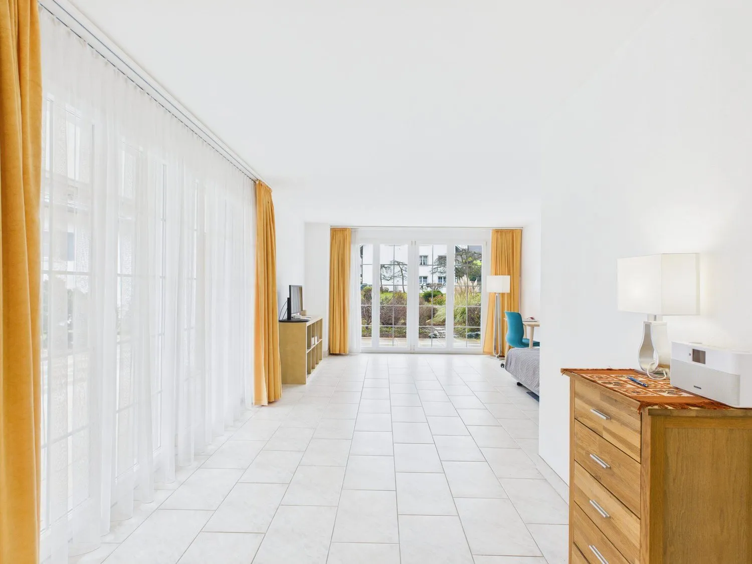 Helle 3.5-Zimmer Parterrewohnung mit grossem Garten und exzellenten Verkehrsanbindungen in die Stadt