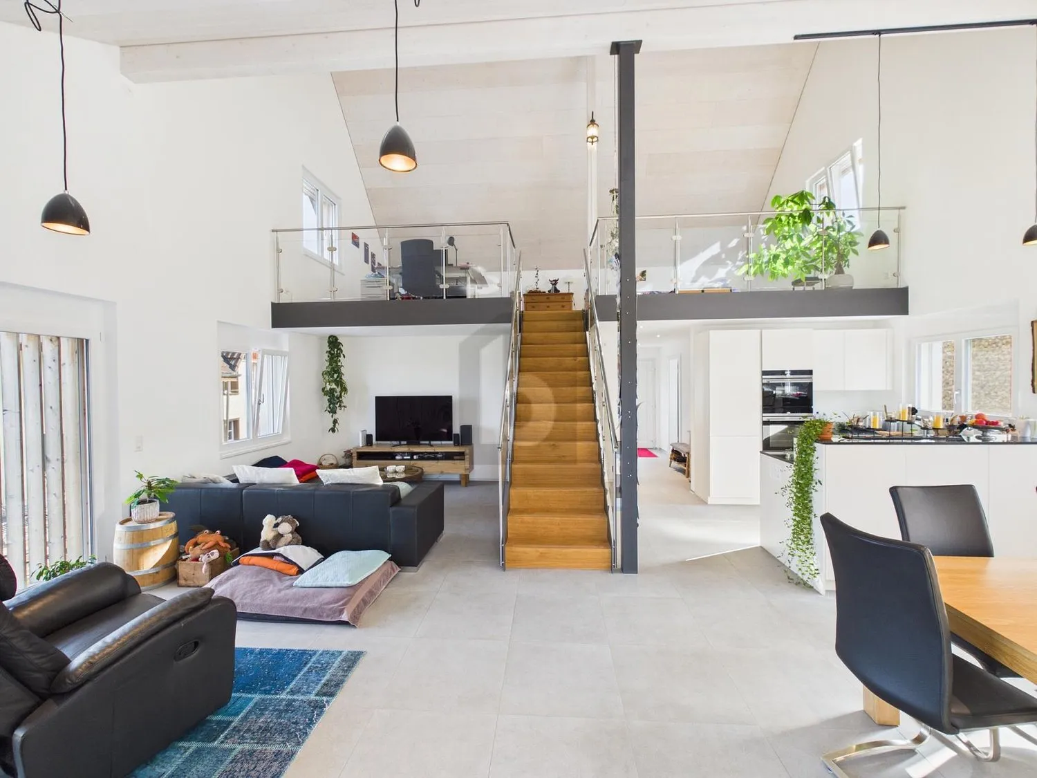 CHARMANT UND GROSSZÜGIG MIT GALERIE