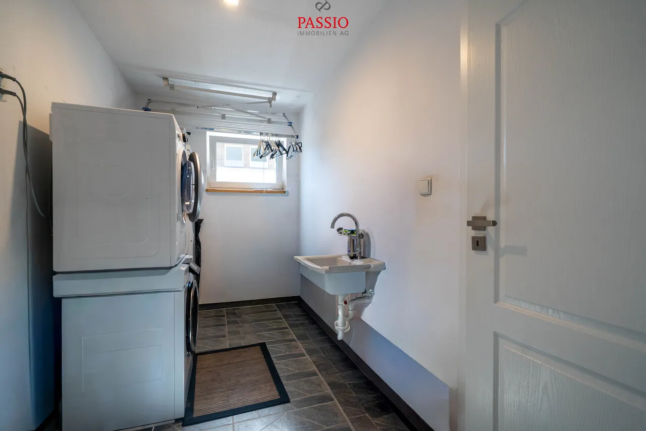 8.5-Zimmer-Mehrfamilienhaus mit 3 Wohnungen an unverbaubarer Lage