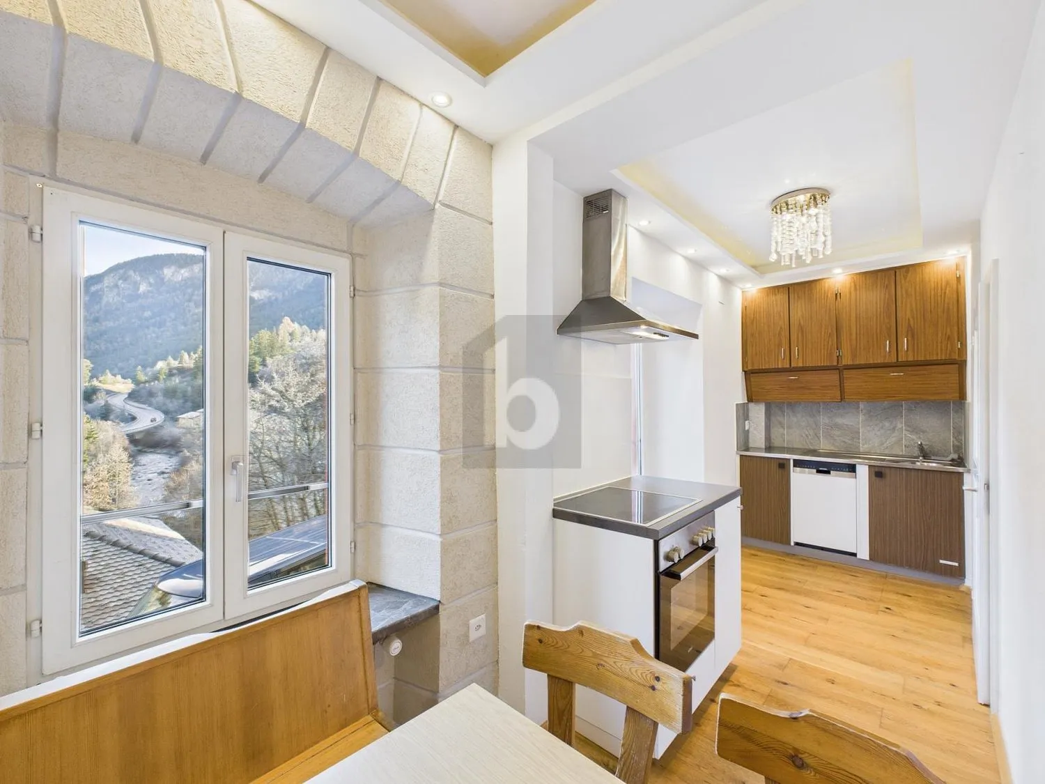 MODERNE ALTBAUPERLE MIT SPECKSTEINOFEN