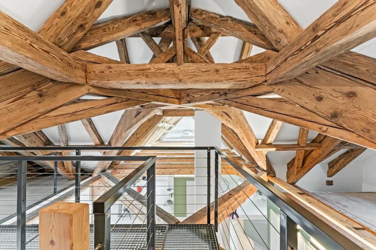 Stilvolle Dachmaisonette mit Sicht auf Mythen, See und ins saftige Grün