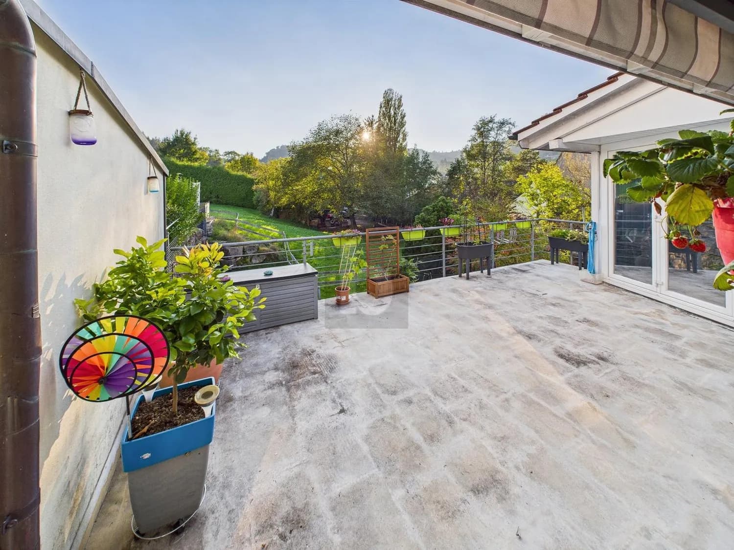 PREISHIT! MIT SONNIGER TERRASSE UND BLICK INS GRÜNE!