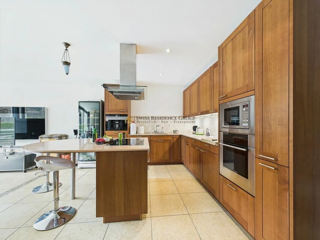 Exklusives Doppelfamilienhaus mit Gartenparadies und Waldblick in Rüschlikon