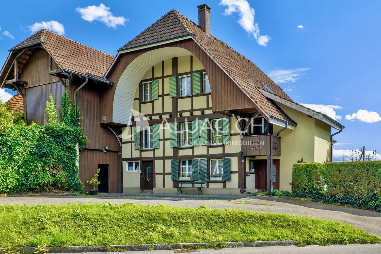 VIELSEITIGER PFERDEHOF MIT ZAHLREICHEN GESTALTUNGSMÖGLICHKEITEN