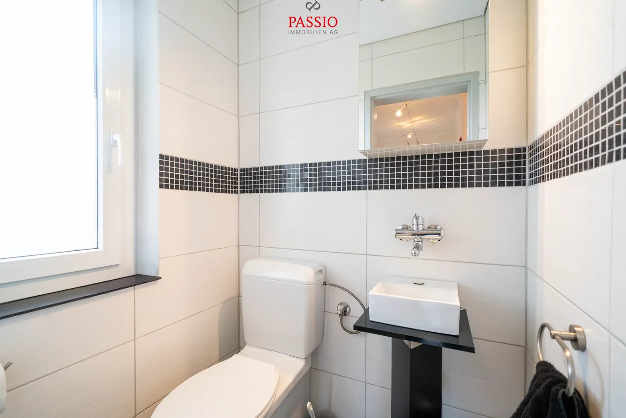 12-Zimmer 2-Familienhaus mit Pool & unverbaubarer Lage nahe Bern