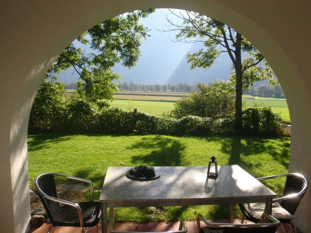 8 ½-Zi.-Einfamilienhaus mit 1 ½-Zi.-Wohnung an idyllischer Wohnlage mit herrlichem Weitblick