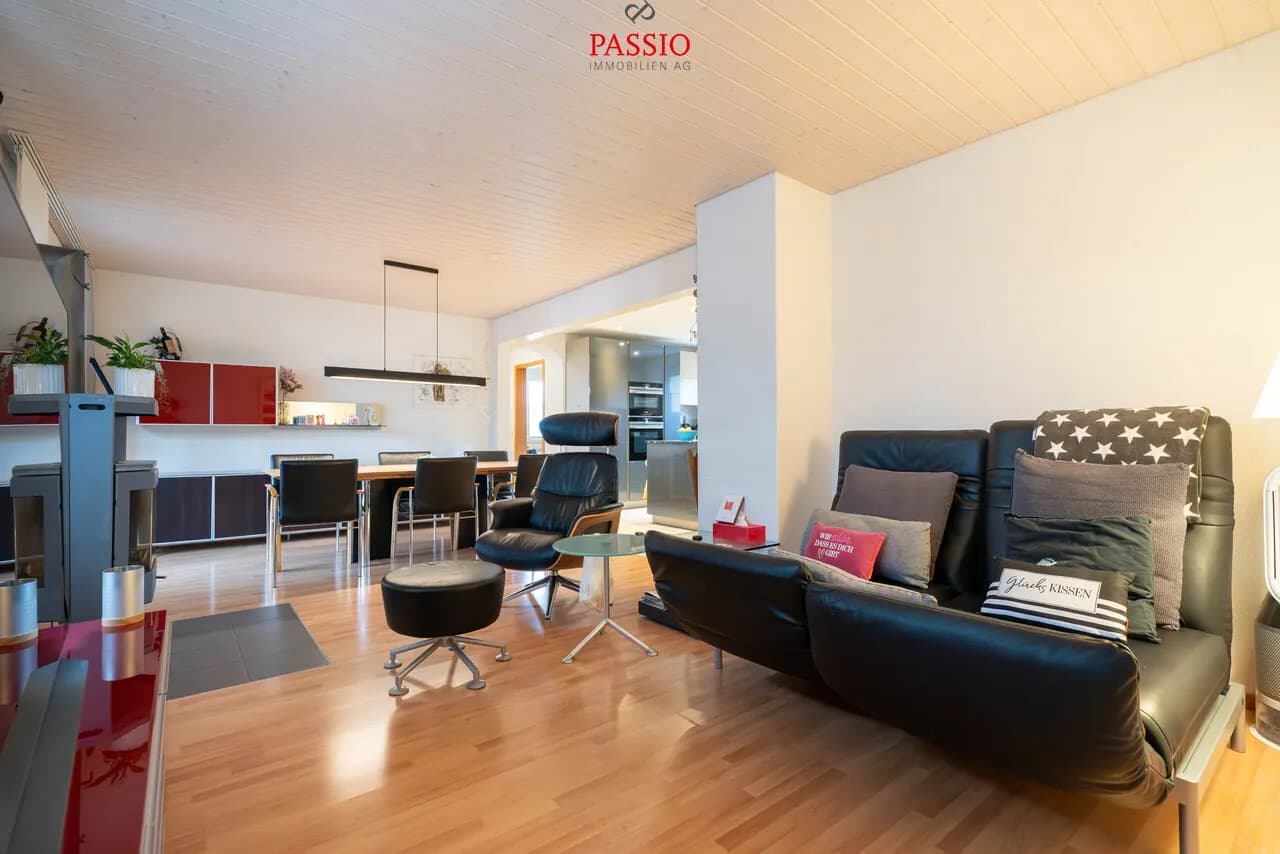 Top gepflegtes 9.5-Zimmer Zweifamilienhaus mit Gartenparadies