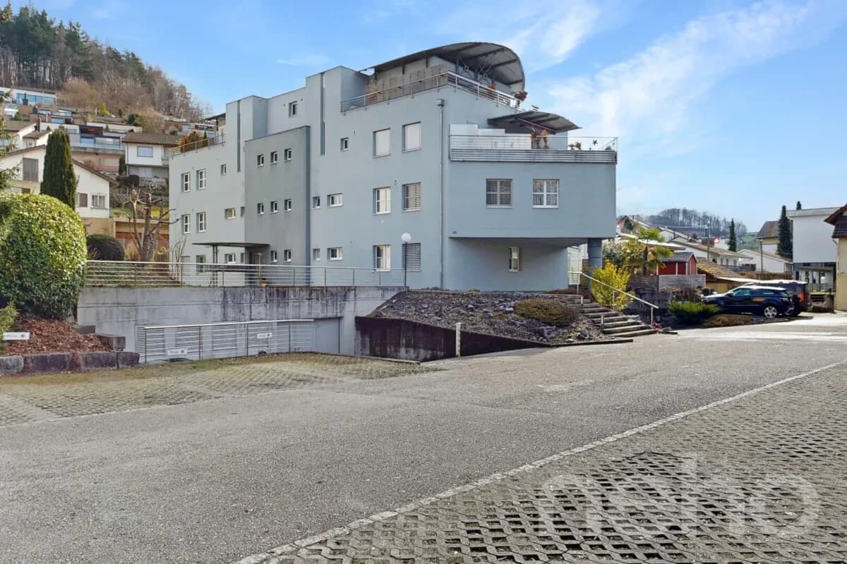 Helle Attikawohnung mit Dachterrasse, Cheminée & Charme