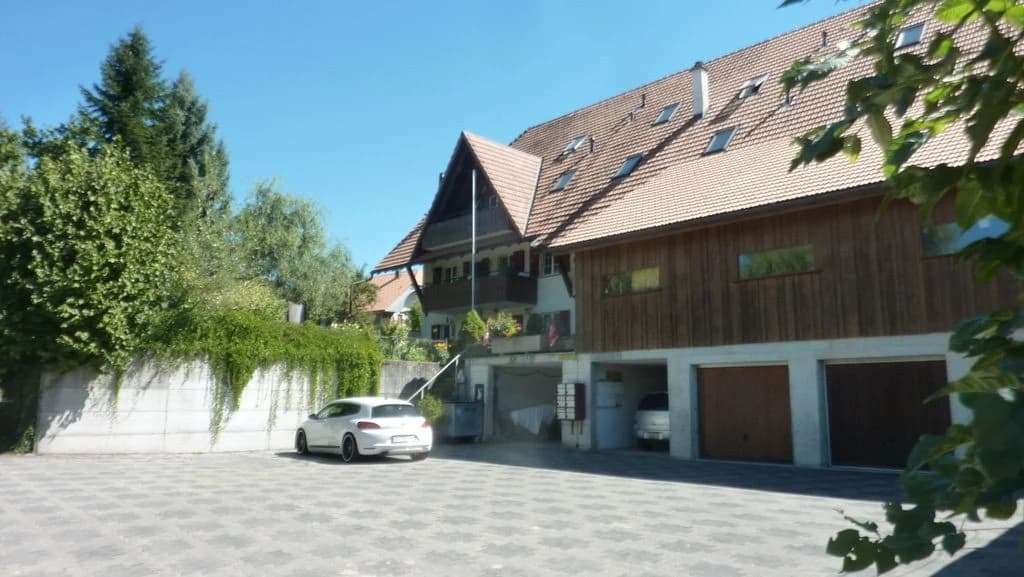 Grosszuegige 3.5-Zimmer-Wohnung mit sonnigem Balkon in Schnotwill