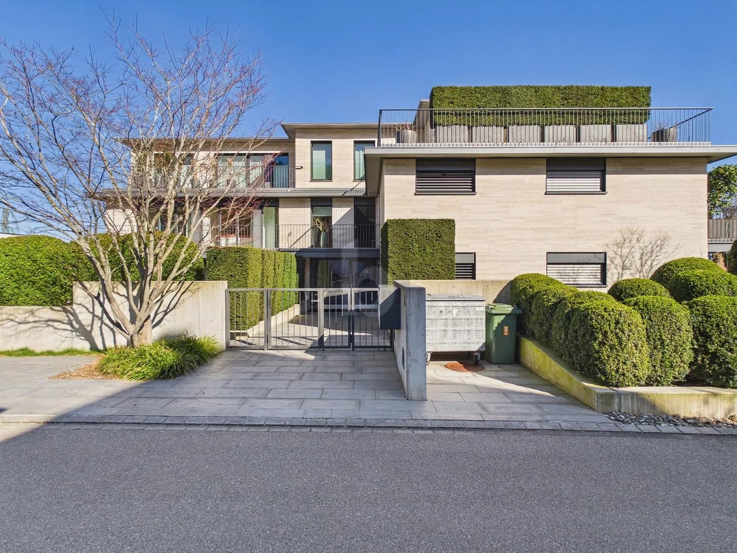 EXKLUSIV MIT 180°-PANORAMABLICK AUF DEN ZÜRICHSEE