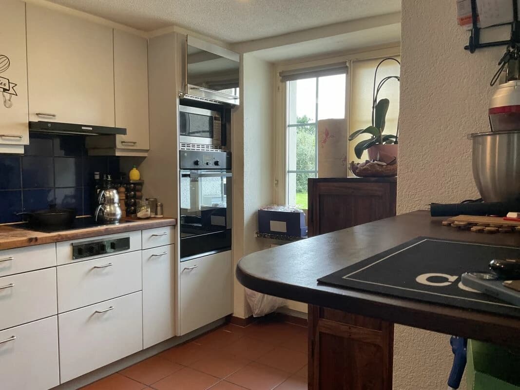 Freistehendes umgebautes Bauernhaus mit Wohn-/Gewerbeteil in der Freihaltezone