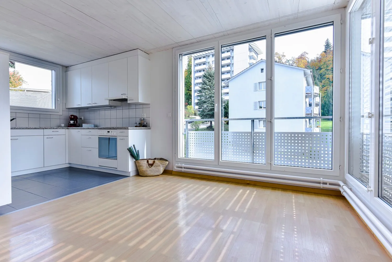 Grosse 4.5 Zimmer-Wohnung mit Aussicht direkt über der Allmend!