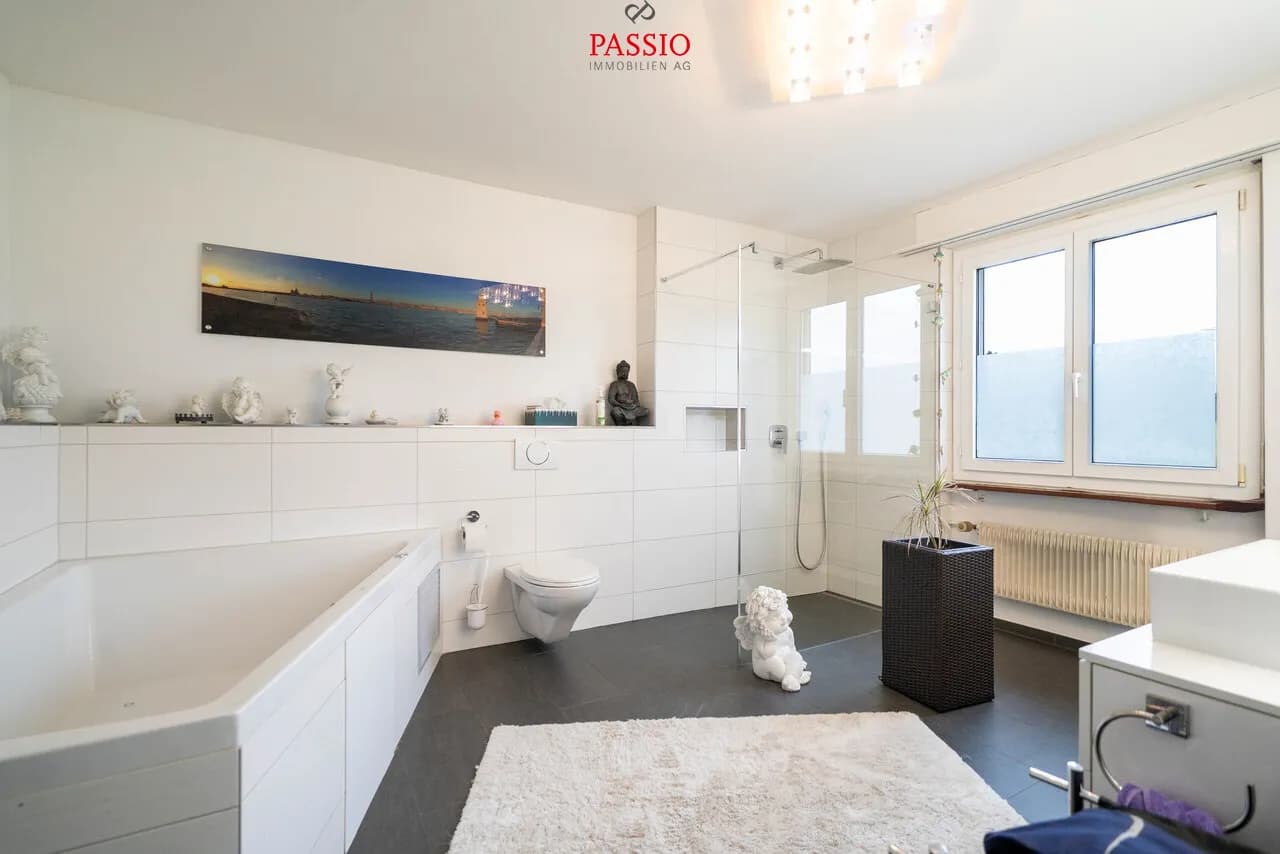 12-Zimmer 2-Familienhaus mit Pool & unverbaubarer Lage nahe Bern