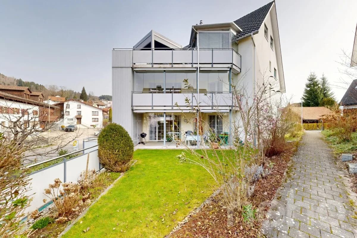 Helle 4.5-Zimmer-Wohnung mit verglastem Balkon