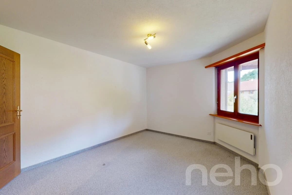 Helle 4.5-Zi.-Wohnung mit Aussicht, Cheminée und zwei Parkplätzen