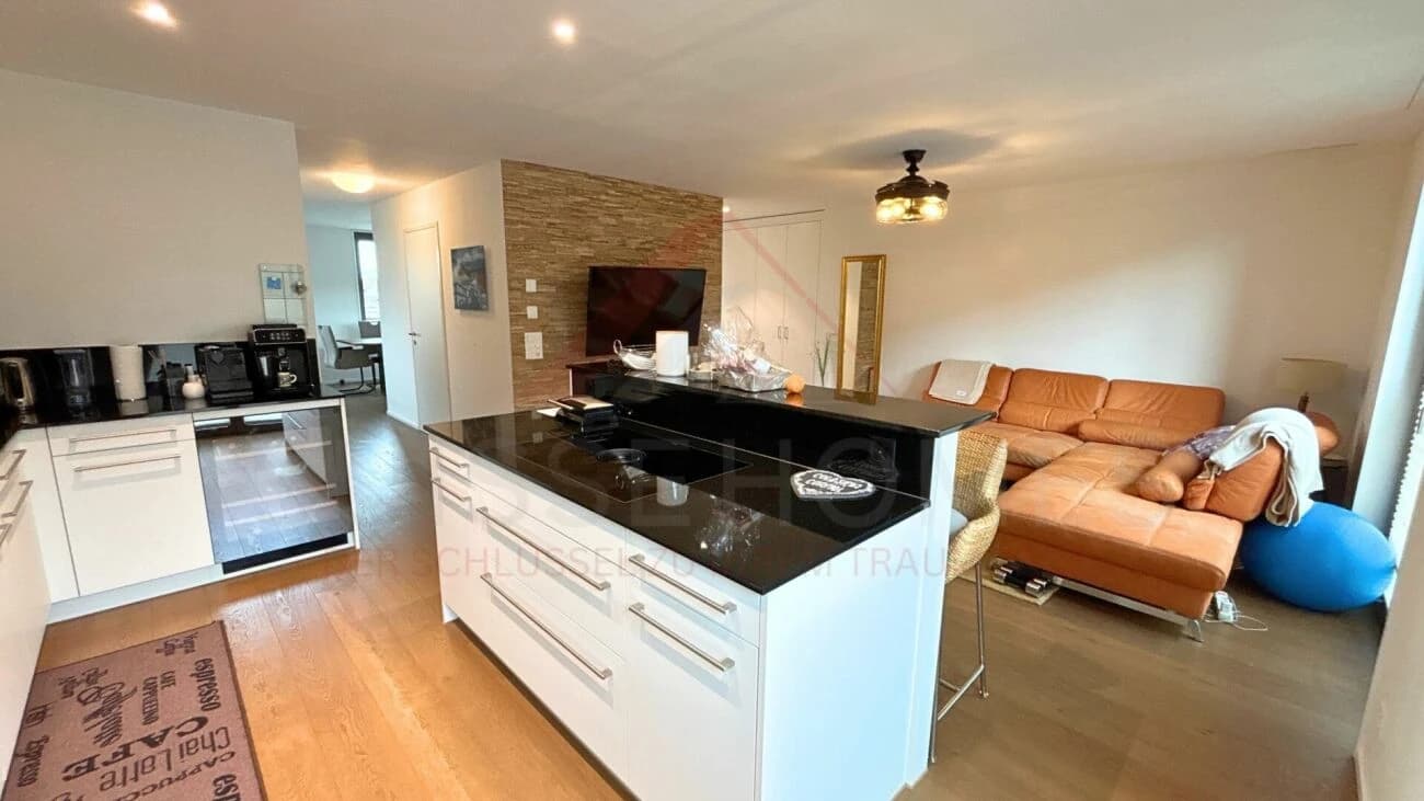 Moderne 5.5-Zimmer-Maisonette mit Loggia, Designküche und Minergie-Standard in zentraler Lage