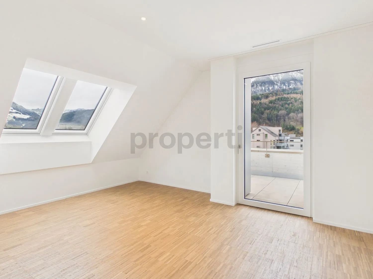 Moderne 4.5-Zimmer-Attikawohnung mit Terrasse, Brunnen