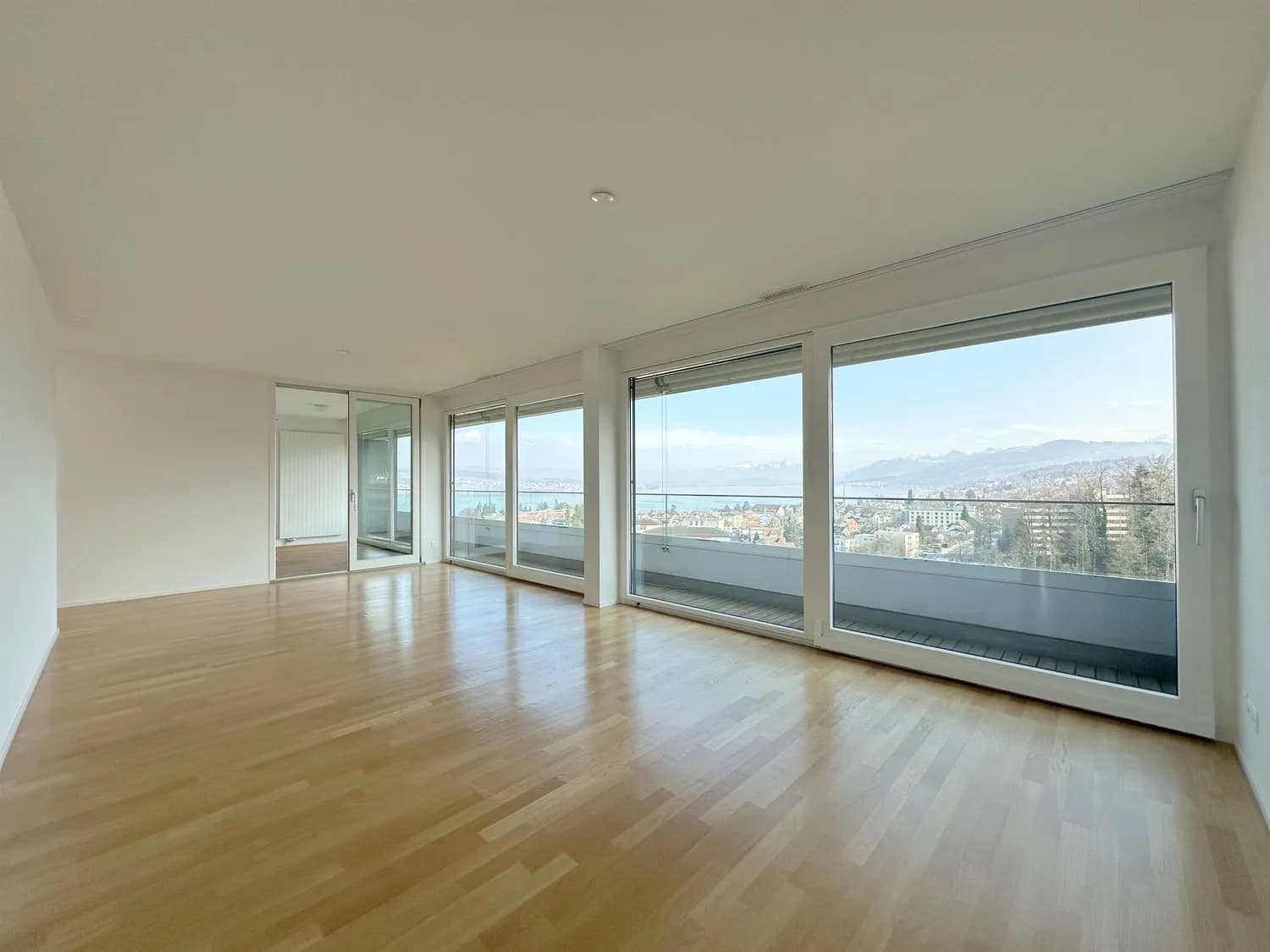 Exklusives Wohnen mit herrlicher Weitsicht auf die Berge und den See
