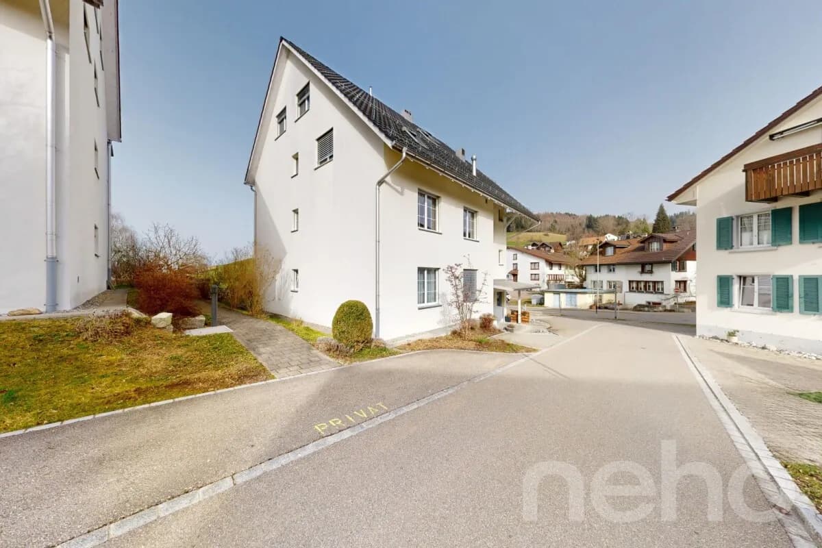 Helle 4.5-Zimmer-Wohnung mit verglastem Balkon