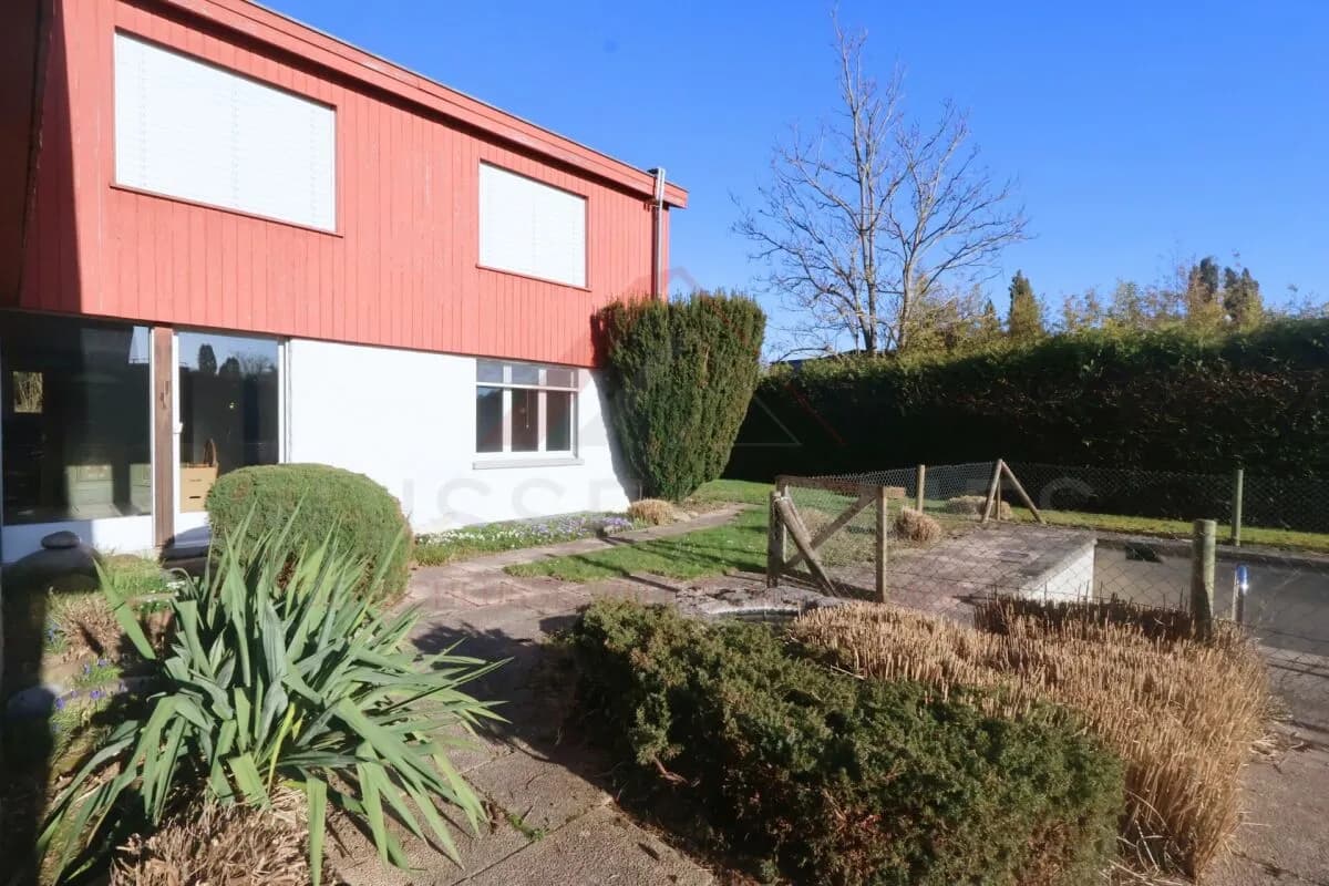 Grosszügiges Einfamilienhaus mit Seesicht und Pool