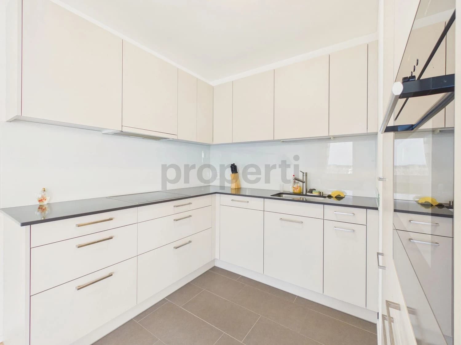 Elegante 2.5-Zimmer-Möblierte Wohnung mit Balkon, Ebikon