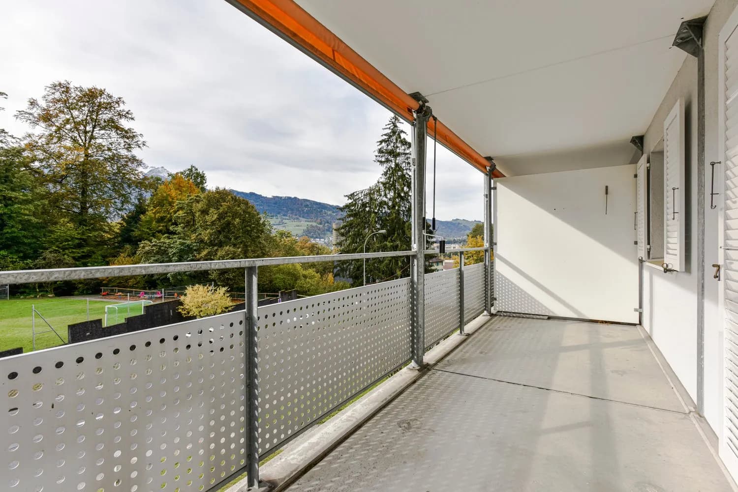 Grosse 4.5 Zimmer-Wohnung mit Aussicht direkt über der Allmend!