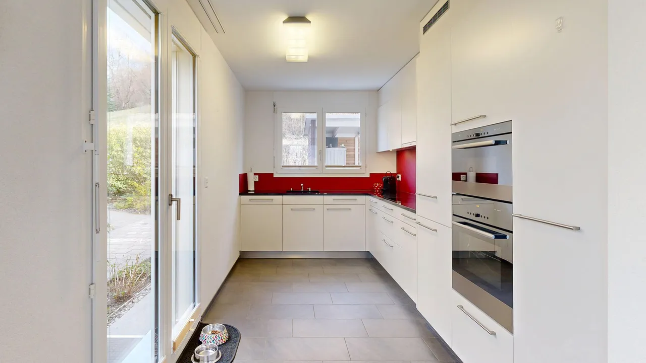 5.5-Zimmer-Eckhaus mit Hobbyraum und zwei Einstellhallenplätzen