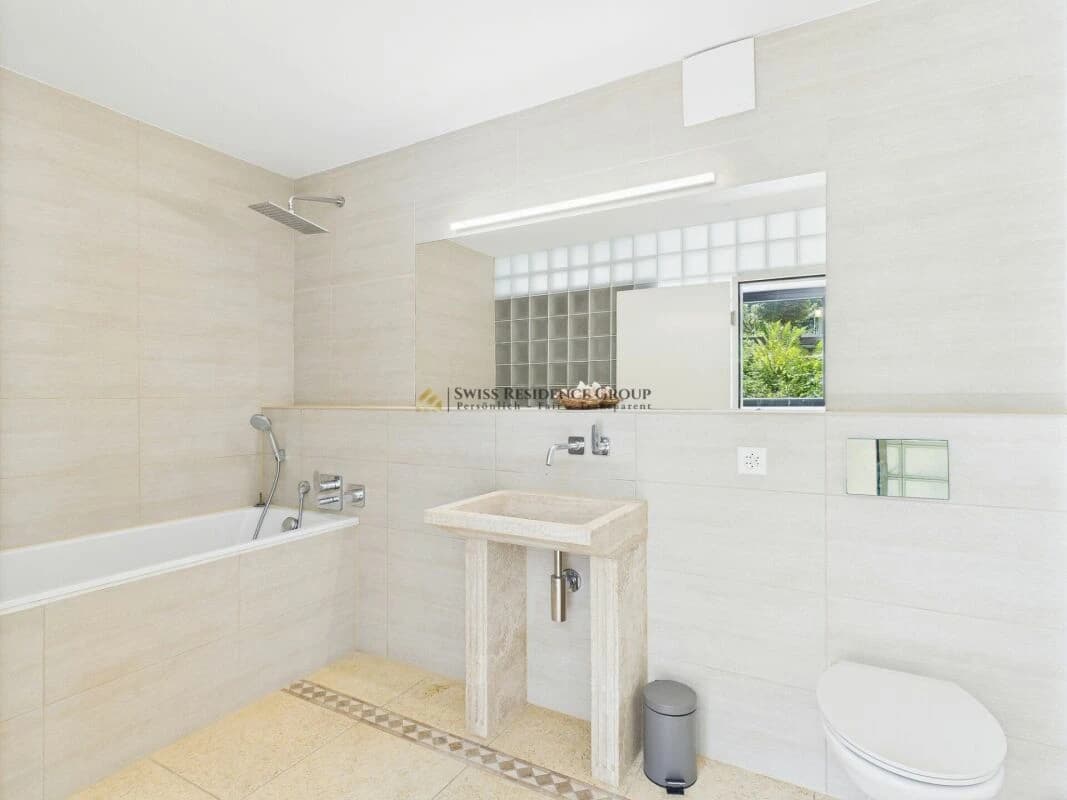 Exklusives Doppelfamilienhaus mit Gartenparadies und Waldblick in Rüschlikon