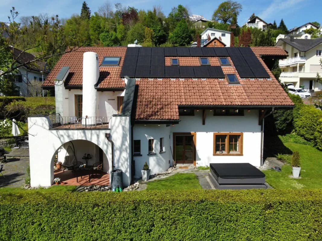 8 ½-Zi.-Einfamilienhaus mit 1 ½-Zi.-Wohnung an idyllischer Wohnlage mit herrlichem Weitblick