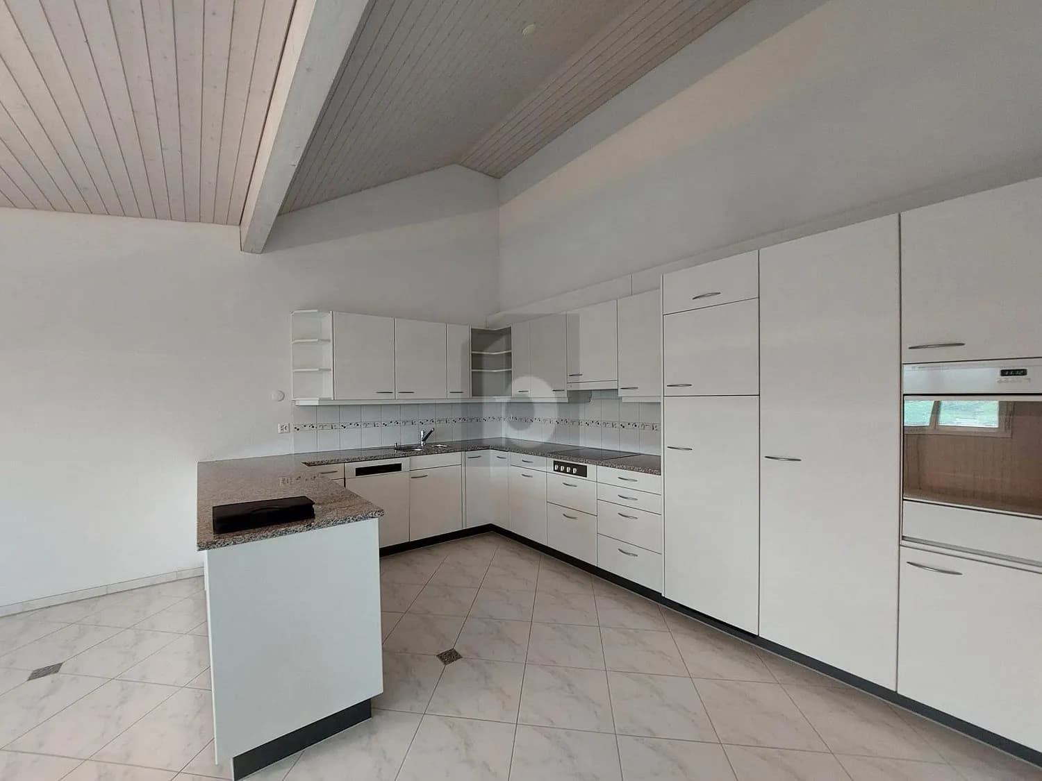 GROSSZÜGIG, ELEGANT MIT GEDEKTEM BALKON