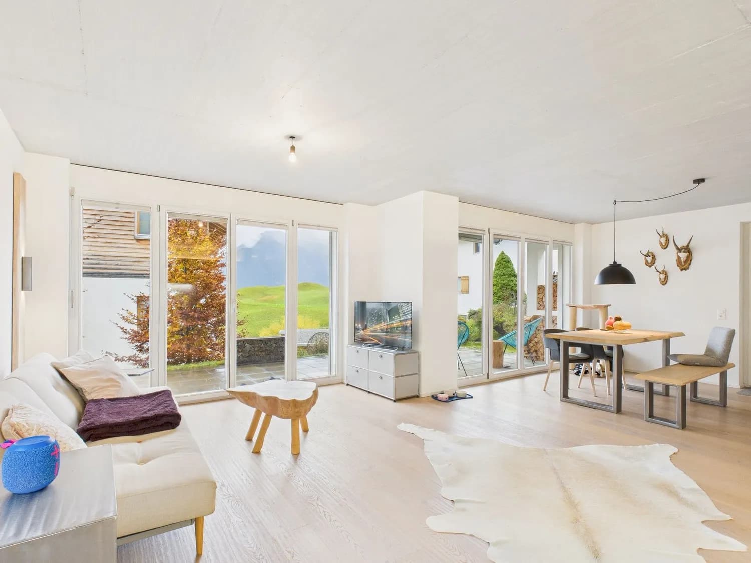 Moderne 2.5 Zimmer Wohnung mit grosszügigem Gartensitzplatz in Vattiz - der perfekte Zweitwohnsitz im Val Lumnezia