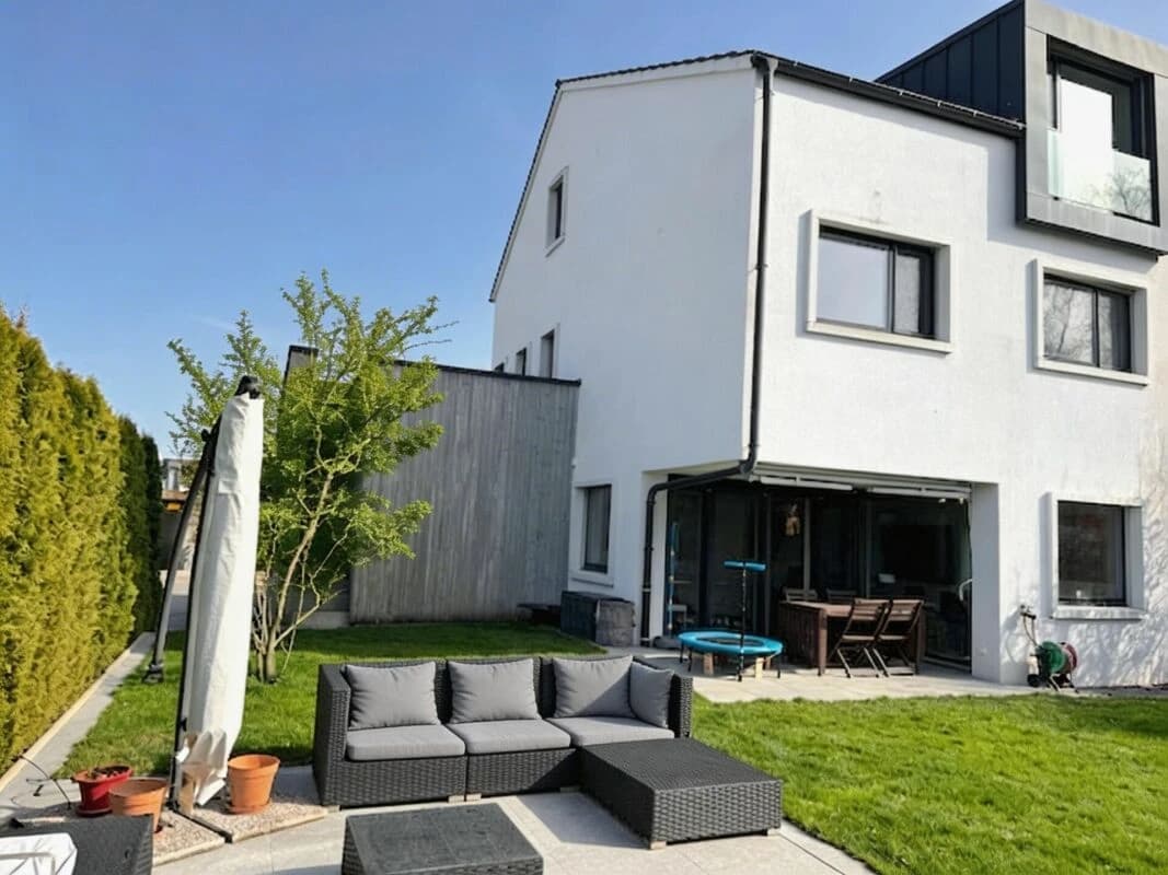 GROSSZÜGIGES FAMILIENZUHAUSE IN PRIVILEGIERTER LAGE