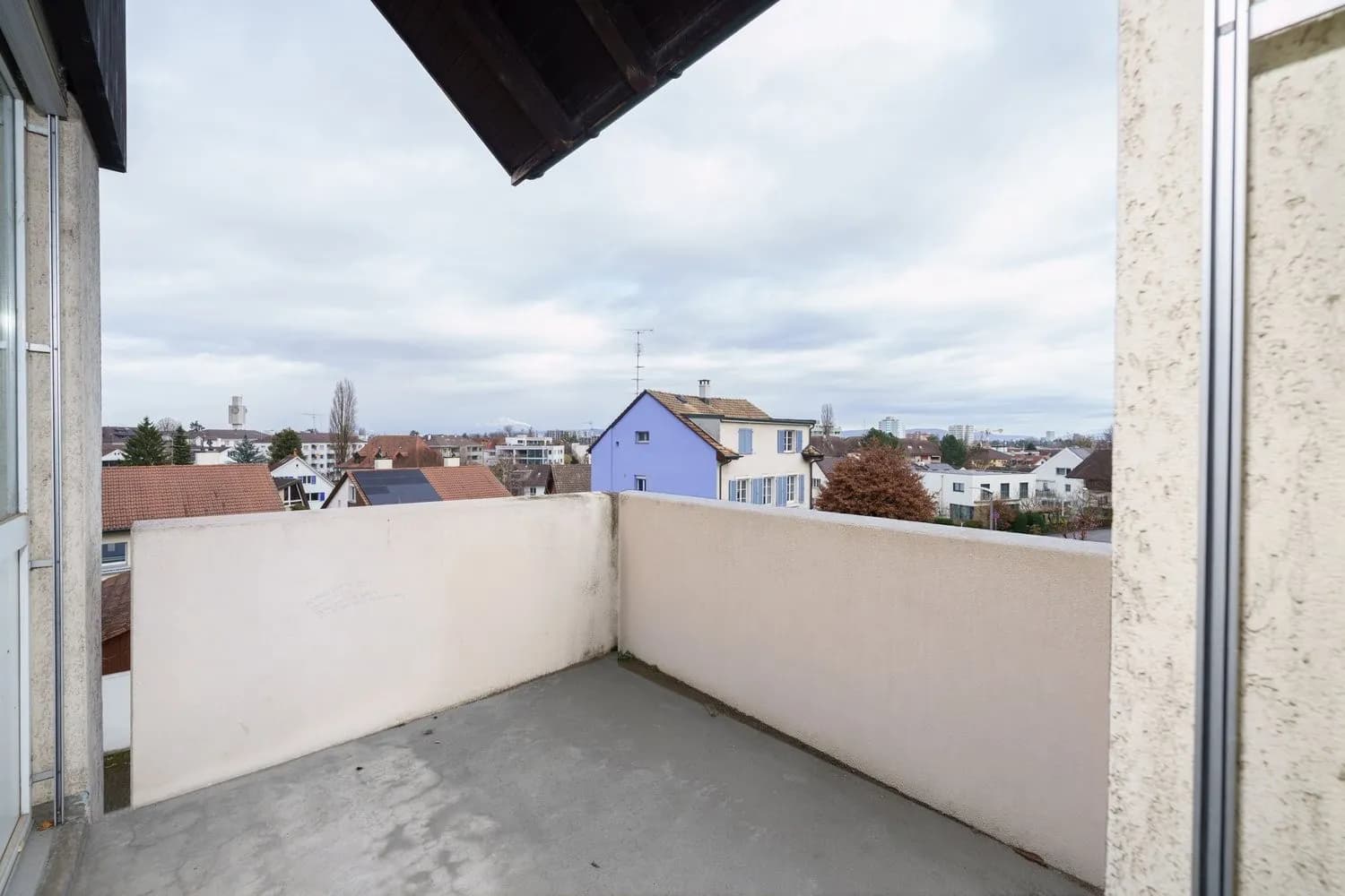 Grosszügige sanierte 5.5-Zimmer-Wohnung mit Kamin und Balkon