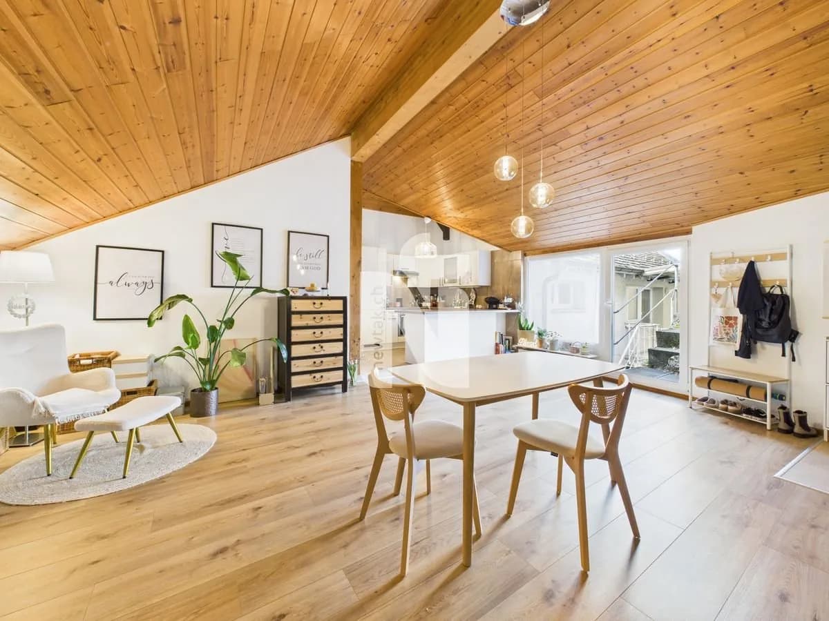 Charmante 2,5-Zimmer-Maisonette mit Terrasse, Ausblick und Naturfels