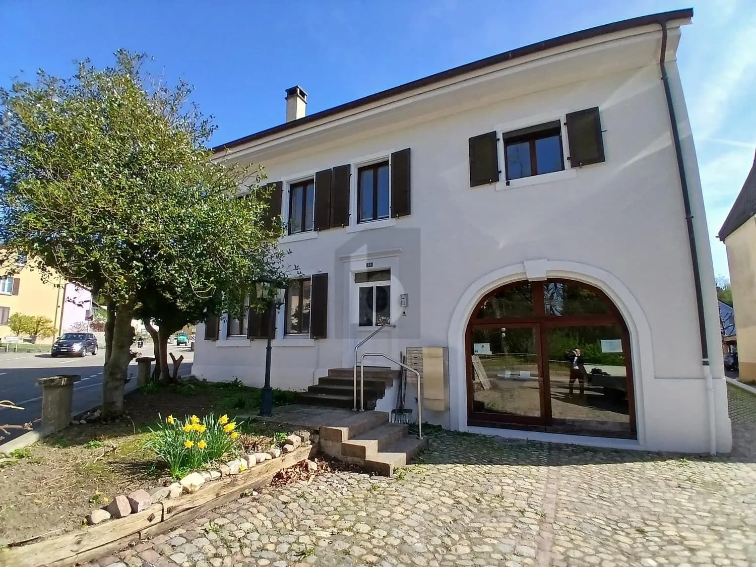 FRISCH SANIERT MIT GROSSEM BALKON