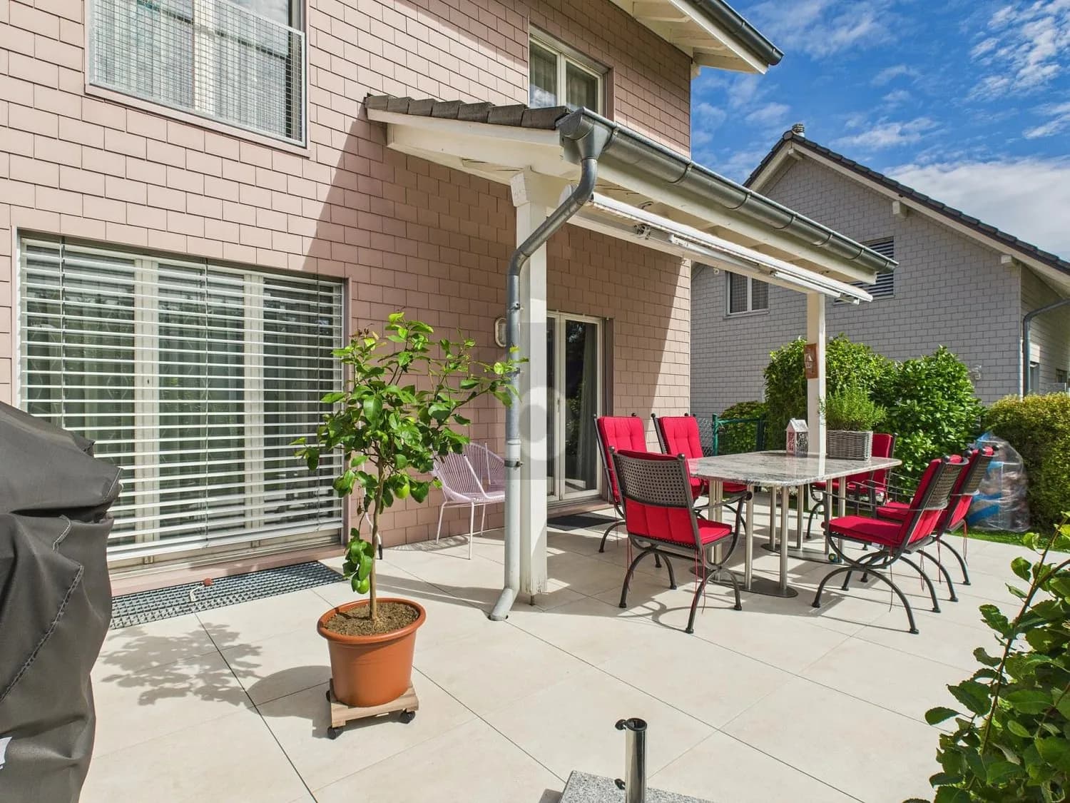 LICHTDURCHFLUTET MIT PARADIESISCHEM GARTEN