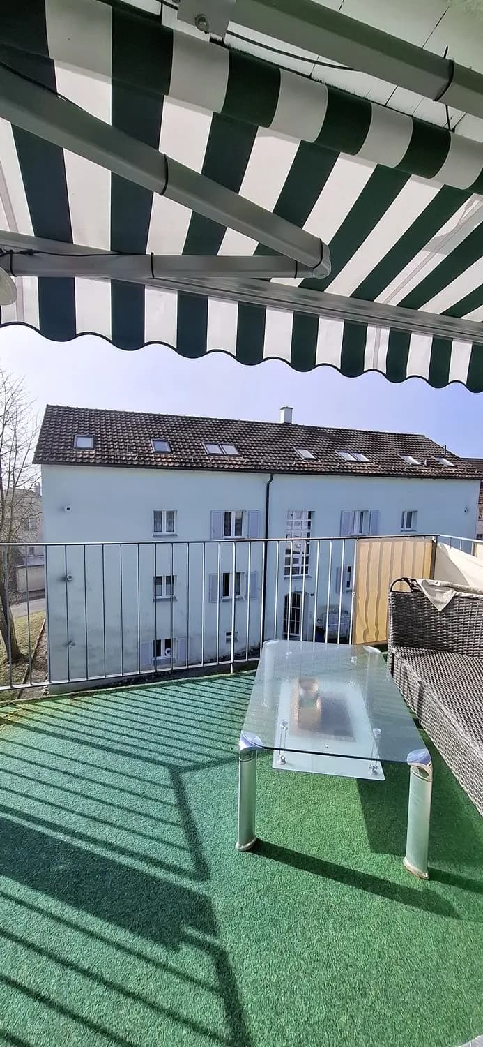 Helle, moderne Dachwohnung mit reizendem Umschwung!