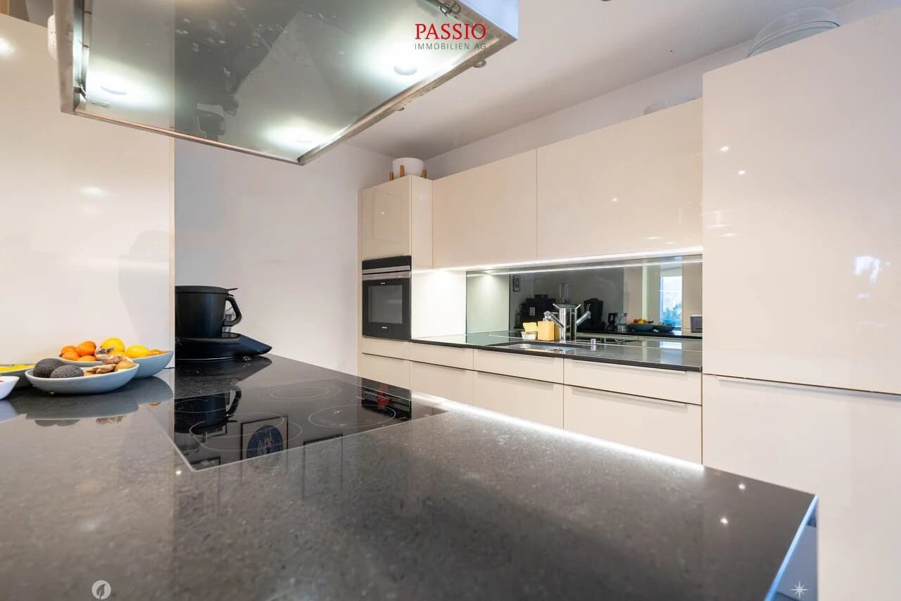 Moderne 4.5-Zimmer Wohnung mit grossem Balkon und Kanalsicht