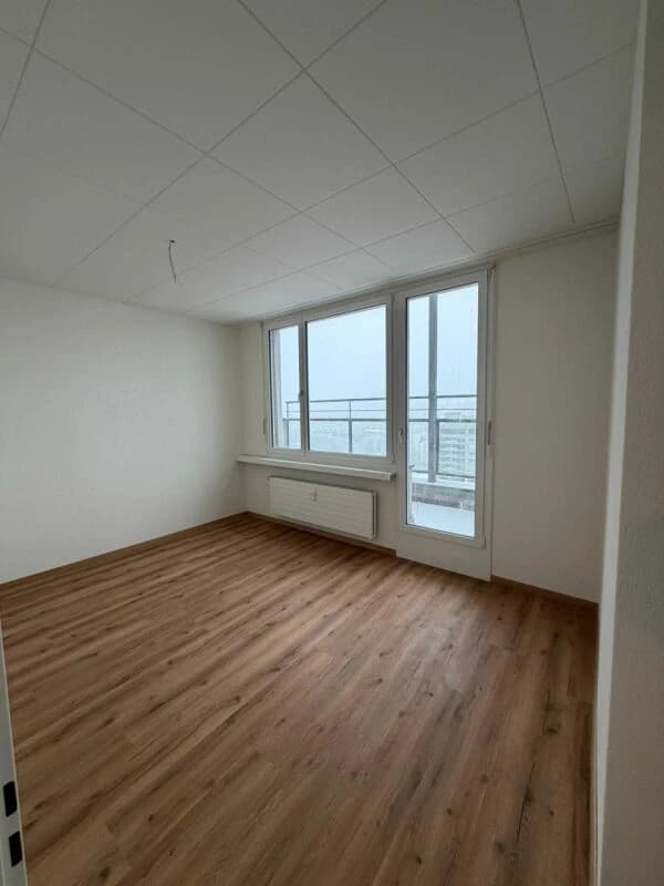 Neu sanierte, helle zwei Zimmer-Wohnung mit herrlicher Aussicht