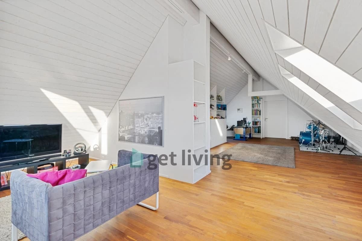 GROSSZÜGIGE 6.5 ZIMMERWOHNUNG MIT FERNSICHT