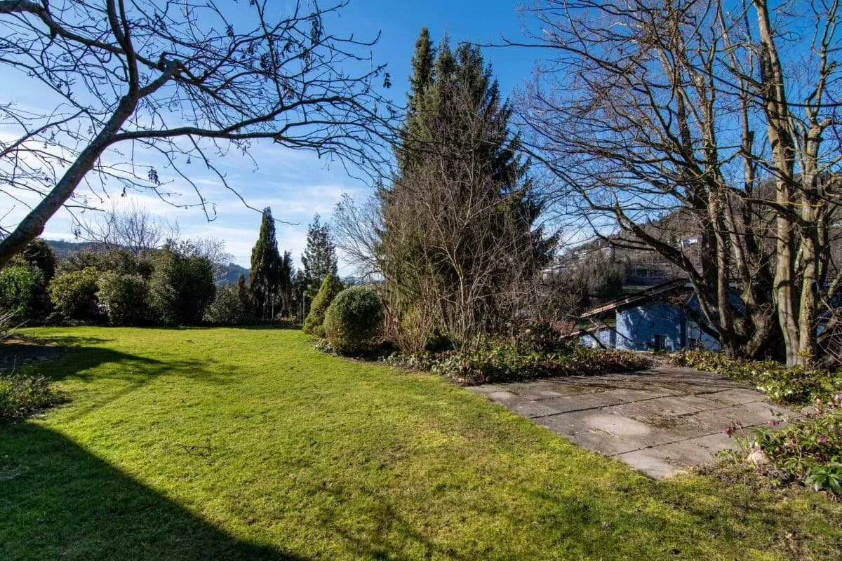 Grosszügiges 6-Zimmer Doppeleinfamilienhaus mit Landhauscharakter und sonnigem Garten in ruhiger Lage nahe Bern.
